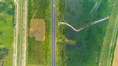  Sariagarh 'da koshi nehrinin yanındaki doğu koridoru karayolunun hava manzarası. Hindistan, Bihar' da kırsal alanda çalışan bir otobüs kamyonuyla otoyol manzarası..