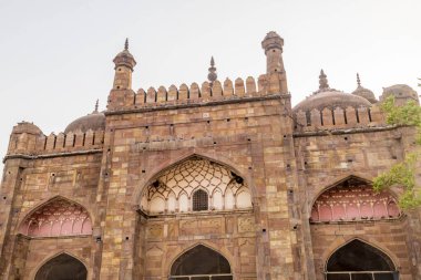 Tarihsel Alamgir Camii ve nehir kenarındaki diğer eski Varanasi şehir binaları, Ganga Nehri, Hindistan