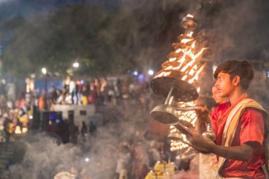 Varanasi, uttar pradesh, Hindistan 14 Haziran 2022. Hintli rahip, Varanasi Ganga Aarti 'de, kutsal Dasaswamedh ghat' ta, Vishwanath Tapınağı yakınlarında, gece yağmur yağarken, Varanasi, Hindistan 'daki insanları kutsadı.