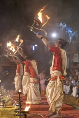 Varanasi, uttar pradesh, Hindistan 14 Haziran 2022. Hintli rahip, Varanasi Ganga Aarti 'de, kutsal Dasaswamedh ghat' ta, Vishwanath Tapınağı yakınlarında, gece yağmur yağarken, Varanasi, Hindistan 'daki insanları kutsadı.