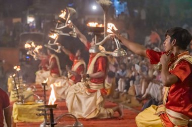 Varanasi, uttar pradesh, Hindistan 14 Haziran 2022. Hintli rahip, Varanasi Ganga Aarti 'de, kutsal Dasaswamedh ghat' ta, Vishwanath Tapınağı yakınlarında, gece yağmur yağarken, Varanasi, Hindistan 'daki insanları kutsadı.