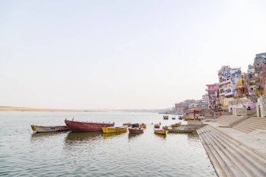 Varanasi, uttar pradesh, Hindistan 14 Haziran 2022. Varanasi ya da Banaras şehrinin güzel bir manzarası ve nehir çetelerinin kıyılarındaki antik mimari nehir gangaları üzerindeki bir bottan görüldüğü gibi..