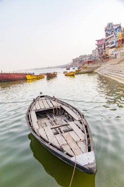 Varanasi, uttar pradesh, Hindistan 14 Haziran 2022. Varanasi ya da Banaras şehrinin güzel bir manzarası ve nehir çetelerinin kıyılarındaki antik mimari nehir gangaları üzerindeki bir bottan görüldüğü gibi..