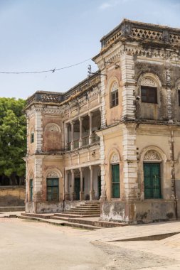 Nehir çetelerinden antik Ramnagar Kalesi manzarası. Ramnagar Varanasi kalesi 1750 'de tipik bir Babür mimarisi tarzında inşa edilmiştir..