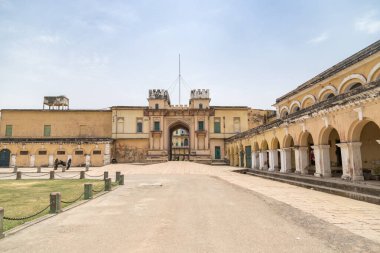 Nehir çetelerinden antik Ramnagar Kalesi manzarası. Ramnagar Varanasi kalesi 1750 'de tipik bir Babür mimarisi tarzında inşa edilmiştir..