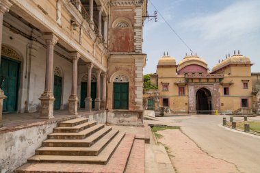Nehir çetelerinden antik Ramnagar Kalesi manzarası. Ramnagar Varanasi kalesi 1750 'de tipik bir Babür mimarisi tarzında inşa edilmiştir..
