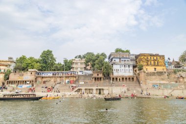 Varanasi, uttar pradesh, Hindistan 14 Haziran 2022. Ganj nehrindeki Ghat 'lar Varanasi şehrinde, nehir çetelerinin kıyıları nehir ganjlerindeki bir tekneden görülür. Uttar Pradesh Eyaleti, Kuzey Hindistan.