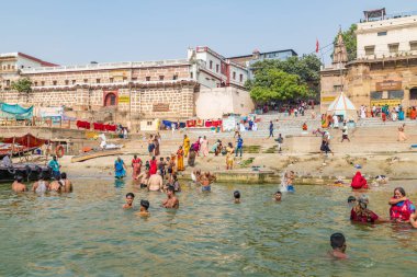Varanasi, uttar pradesh, Hindistan 14 Haziran 2022. Ganj nehrindeki Ghat 'lar Varanasi şehrinde, nehir çetelerinin kıyıları nehir ganjlerindeki bir tekneden görülür. Uttar Pradesh Eyaleti, Kuzey Hindistan.