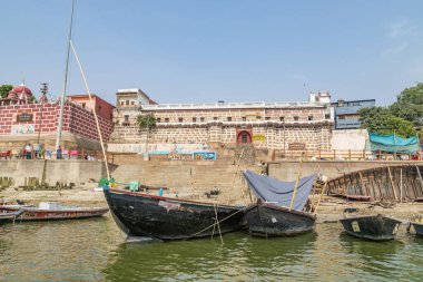 Varanasi, uttar pradesh, Hindistan 14 Haziran 2022. Ganj nehrindeki Ghat 'lar Varanasi şehrinde, nehir çetelerinin kıyıları nehir ganjlerindeki bir tekneden görülür. Uttar Pradesh Eyaleti, Kuzey Hindistan.