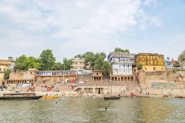 Varanasi, uttar pradesh, Hindistan 14 Haziran 2022. Ganj nehrindeki Ghat 'lar Varanasi şehrinde, nehir çetelerinin kıyıları nehir ganjlerindeki bir tekneden görülür. Uttar Pradesh Eyaleti, Kuzey Hindistan.