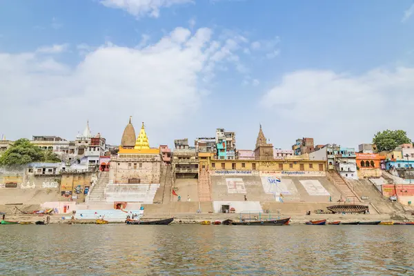 Varanasi, uttar pradesh, Hindistan 14 Haziran 2022. Ganj nehrindeki Ghat 'lar Varanasi şehrinde, nehir çetelerinin kıyıları nehir ganjlerindeki bir tekneden görülür. Uttar Pradesh Eyaleti, Kuzey Hindistan.