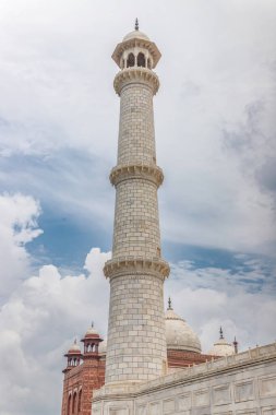 Taj Mahal, Hindistan 'ın Uttar Pradesh eyaletinin Agra şehrindeki Yamuna nehrinin kıyısında bulunan beyaz mermer bir mozoledir.