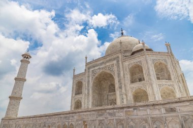 Taj Mahal, Hindistan 'ın Uttar Pradesh eyaletinin Agra şehrindeki Yamuna nehrinin kıyısında bulunan beyaz mermer bir mozoledir.