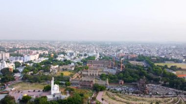  1784 yılında nawab asaf-ud-daulain tarafından inşa edilen rumi darwaza İslami mimarisi ile şehir yolundaki Bada Imambara kompleksinin havadan görünüşü, luctar pradesh, India, asia.