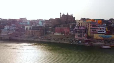  Varanasi ya da Banaras kentinin ve nehir çetelerinin kıyılarındaki antik mimarinin havadan görünüşü. Varanasi, uttar pradesh, Hindistan 'da gündoğumunda kutsal Ganj nehrinin kıyısındaki Varanasi ghatları..