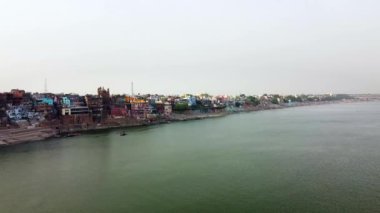  Varanasi ya da Banaras kentinin ve nehir çetelerinin kıyılarındaki antik mimarinin havadan görünüşü. Varanasi, uttar pradesh, Hindistan 'da gündoğumunda kutsal Ganj nehrinin kıyısındaki Varanasi ghatları..