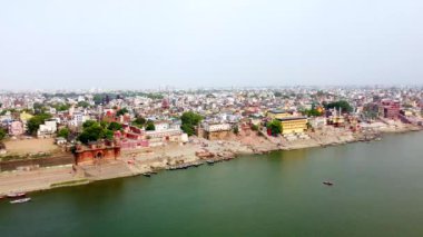  Varanasi ya da Banaras kentinin ve nehir çetelerinin kıyılarındaki antik mimarinin havadan görünüşü. Varanasi, uttar pradesh, Hindistan 'da gündoğumunda kutsal Ganj nehrinin kıyısındaki Varanasi ghatları..