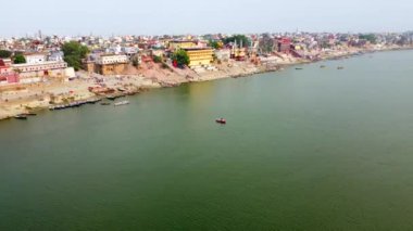  Varanasi ya da Banaras kentinin ve nehir çetelerinin kıyılarındaki antik mimarinin havadan görünüşü. Varanasi, uttar pradesh, Hindistan 'da gündoğumunda kutsal Ganj nehrinin kıyısındaki Varanasi ghatları..