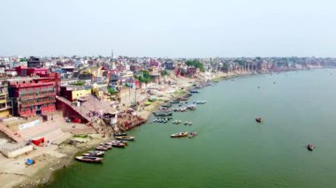  Varanasi ya da Banaras kentinin ve nehir çetelerinin kıyılarındaki antik mimarinin havadan görünüşü. Varanasi, uttar pradesh, Hindistan 'da gündoğumunda kutsal Ganj nehrinin kıyısındaki Varanasi ghatları..