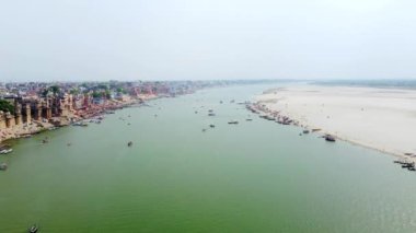  Varanasi ya da Banaras kentinin ve nehir çetelerinin kıyılarındaki antik mimarinin havadan görünüşü. Varanasi, uttar pradesh, Hindistan 'da gündoğumunda kutsal Ganj nehrinin kıyısındaki Varanasi ghatları..