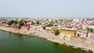  Varanasi ya da Banaras kentinin ve nehir çetelerinin kıyılarındaki antik mimarinin havadan görünüşü. Varanasi, uttar pradesh, Hindistan 'da gündoğumunda kutsal Ganj nehrinin kıyısındaki Varanasi ghatları..
