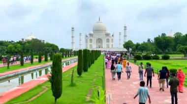 Agra, uttar pradesh, 7 Temmuz 2022 - Taj mahal, Hindistan 'ın Uttar Pradesh eyaletinde, Agra şehrindeki yamuna nehrinin kıyısında bulunan beyaz mermer bir mozoledir.