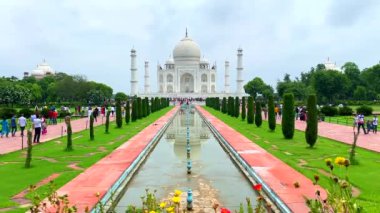 Agra, uttar pradesh, 7 Temmuz 2022 - Taj mahal, Hindistan 'ın Uttar Pradesh eyaletinde, Agra şehrindeki yamuna nehrinin kıyısında bulunan beyaz mermer bir mozoledir.