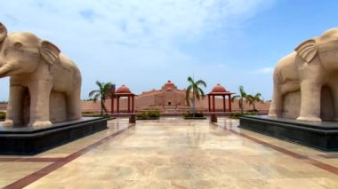  Dr. Babasaheb Ambedkar Memorial Park veya Ambedkar Memorial Park, Lucknow, Uttar Pradesh, Hindistan 'da bulunan bir parktır..