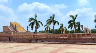  Dr. Babasaheb Ambedkar Memorial Park veya Ambedkar Memorial Park, Lucknow, Uttar Pradesh, Hindistan 'da bulunan bir parktır..