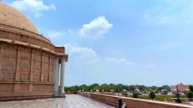  Dr. Babasaheb Ambedkar Memorial Park veya Ambedkar Memorial Park, Lucknow, Uttar Pradesh, Hindistan 'da bulunan bir parktır..