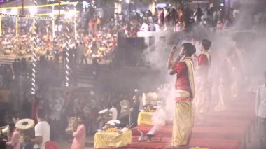 Varanasi, uttar pradesh, Hindistan 14 Haziran 2022. Hintli rahip, Varanasi Ganga Aarti 'de, kutsal Dasaswamedh ghat' ta, Vishwanath Tapınağı yakınlarında, gece yağmur yağarken, Varanasi, Hindistan 'daki insanları kutsadı.