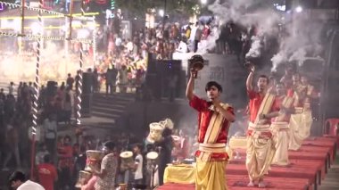 Varanasi, uttar pradesh, Hindistan 14 Haziran 2022. Hintli rahip, Varanasi Ganga Aarti 'de, kutsal Dasaswamedh ghat' ta, Vishwanath Tapınağı yakınlarında, gece yağmur yağarken, Varanasi, Hindistan 'daki insanları kutsadı.