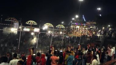 Varanasi, uttar pradesh, Hindistan 14 Haziran 2022. Hintli rahip, Varanasi Ganga Aarti 'de, kutsal Dasaswamedh ghat' ta, Vishwanath Tapınağı yakınlarında, gece yağmur yağarken, Varanasi, Hindistan 'daki insanları kutsadı.