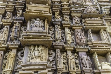Khajuraho, Madhya Pradesh, Hindistan 'daki Chaturbhuj Tapınağı' nın duvarındaki heykeller. Unesco dünya mirası alanı..
