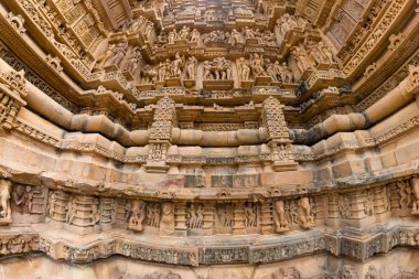 Khajuraho, Madhya Pradesh, Hindistan 'daki Mahadev Mandir' in duvarındaki egzotik heykeller. Unesco dünya mirası alanı..