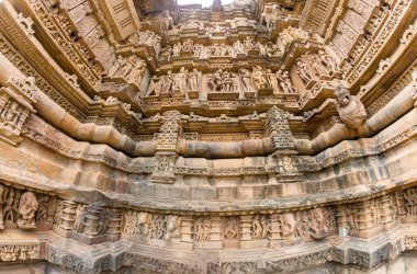 Khajuraho, Madhya Pradesh, Hindistan 'daki Mahadev Mandir' in duvarındaki egzotik heykeller. Unesco dünya mirası alanı..