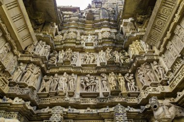 Khajuraho, Madhya Pradesh, Hindistan 'daki Mahadev Mandir' in duvarındaki egzotik heykeller. Unesco dünya mirası alanı..