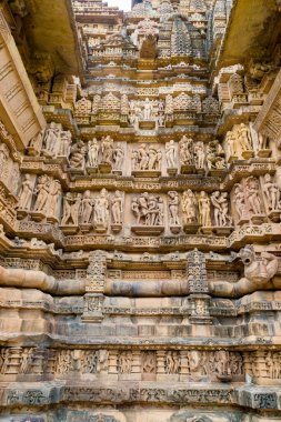 Khajuraho, Madhya Pradesh, Hindistan 'daki Mahadev Mandir' in duvarındaki egzotik heykeller. Unesco dünya mirası alanı..