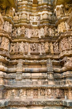 Khajuraho, Madhya Pradesh, Hindistan 'daki Mahadev Mandir' in duvarındaki egzotik heykeller. Unesco dünya mirası alanı..