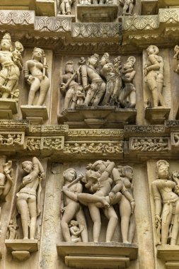 Khajuraho, Madhya Pradesh, Hindistan 'daki Mahadev Mandir' in duvarındaki egzotik heykeller. Unesco dünya mirası alanı..