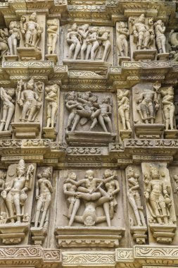 Khajuraho, Madhya Pradesh, Hindistan 'daki Kandariya Mahadev Tapınağı' nın duvarında egzotik heykeller. Unesco dünya mirası alanı..