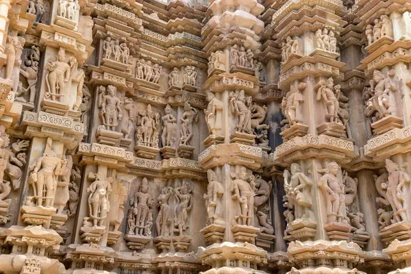 Khajuraho, Madhya Pradesh, Hindistan 'daki Chitragupta Tapınağı' nın duvarındaki heykeller. Unesco dünya mirası alanı..
