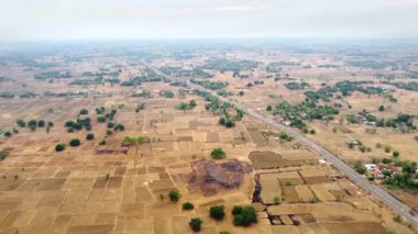 Hindistan 'ın Madhya Pradesh kentindeki kurak tarım arazilerinin havadan görünüşü. Tarım alanının manzarası. Su kıtlığından dolayı kuru tarlalar.