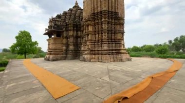 Khajuraho 'daki Vamana Tapınağı. Hindistan' ın Madhya Pradesh semtindeki Hindu ve Jain tapınakları grubu. Unesco dünya mirası bölgesi..