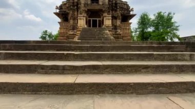 Khajuraho 'daki Vamana Tapınağı. Hindistan' ın Madhya Pradesh semtindeki Hindu ve Jain tapınakları grubu. Unesco dünya mirası bölgesi..