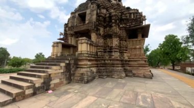 Khajuraho 'daki Vamana Tapınağı. Hindistan' ın Madhya Pradesh semtindeki Hindu ve Jain tapınakları grubu. Unesco dünya mirası bölgesi..