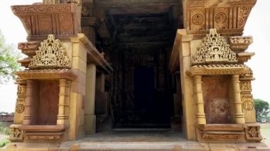 Khajuraho, Madhya Pradesh, Hindistan 'daki Javari Tapınağı' nın duvarındaki heykeller. Unesco dünya mirası alanı..