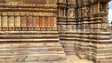 Khajuraho, Madhya Pradesh, Hindistan 'daki Javari Tapınağı' nın duvarındaki heykeller. Unesco dünya mirası alanı..