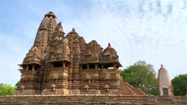 Khajuraho, madhya pradesh, Hindistan 16 Haziran 2022. Khajuraho 'daki Vishwanath Tapınağı. Chhatarpur Bölgesi, Madhya Pradesh, Hindistan' daki Jain ve Hindu tapınakları grubu. Unesco Dünya Mirası Alanı..