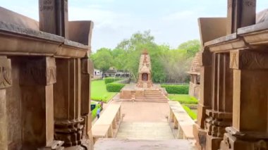 Khajuraho, madhya pradesh, Hindistan 16 Haziran 2022. Khajuraho 'daki Lakshmana Tapınağı Chhatarpur Bölgesi, Madhya Pradesh, Hindistan' daki Jain tapınakları ve Hindu anıtları grubu..